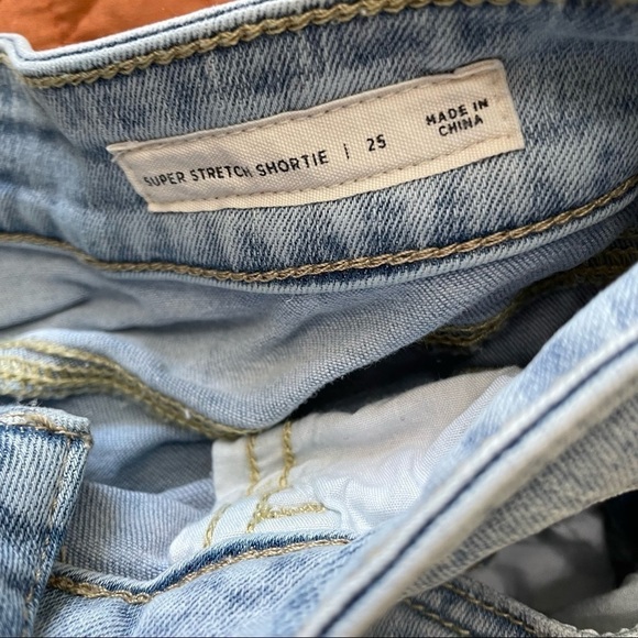 NWOT pacsun super stretch shortie womens distressed lighter wash sz.25 - Picture 2 of 3